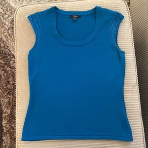 Reba brand sleeveless top in a size small. Teal in color.